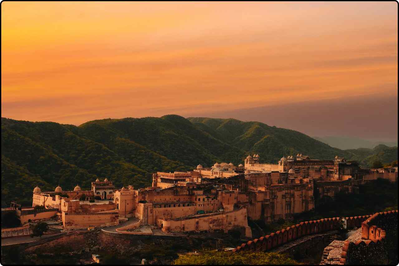 A stunning image of the Amber Fort and Palace with its intricate architecture in Rajasthan, India.